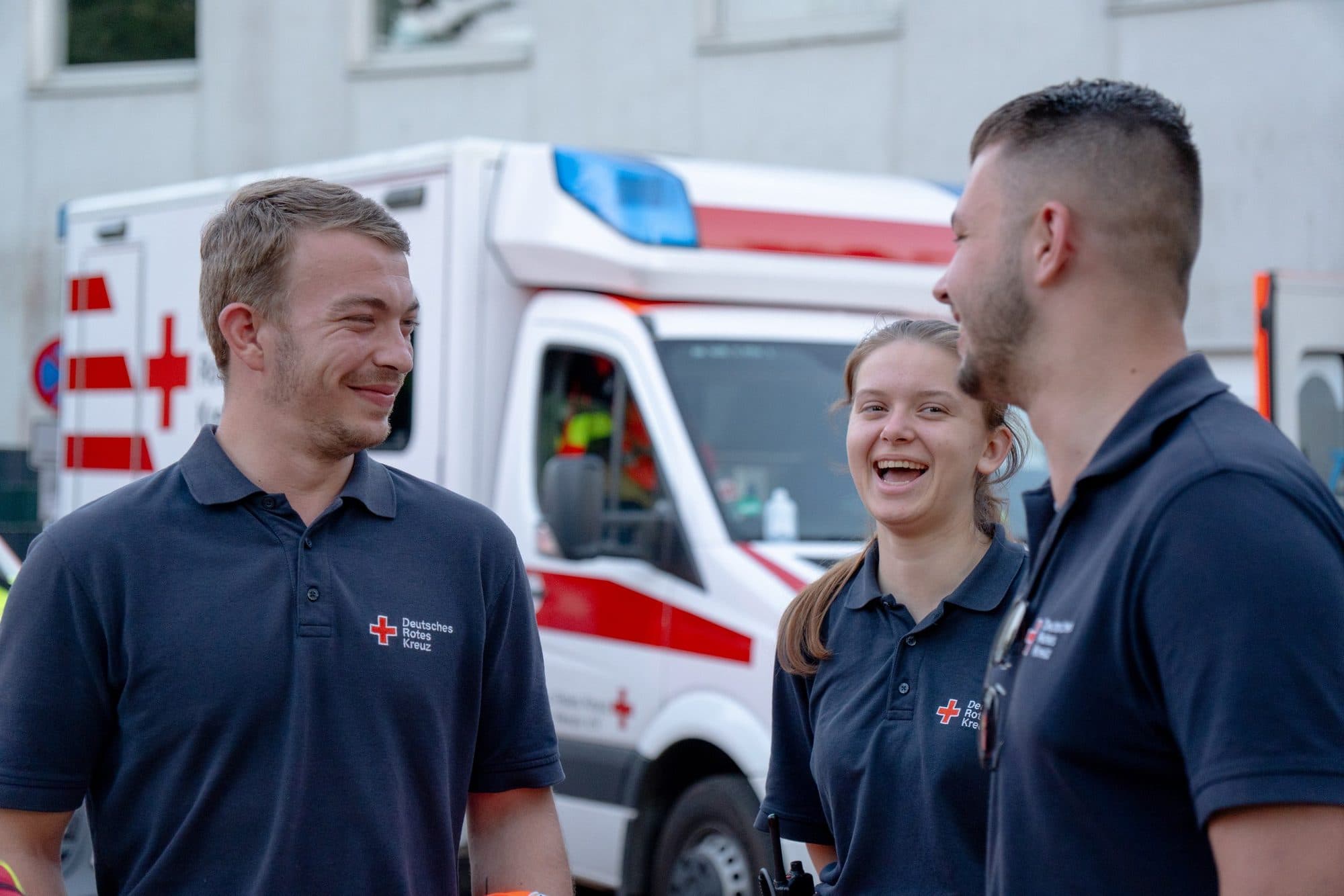 Helferinnen und Helfer der DRK Bereitschaft Weeze vor dem Rettungswagen